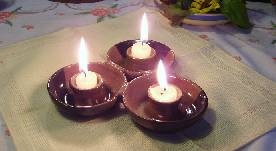 Kerzenhalter mit drei brennenden Kerzen